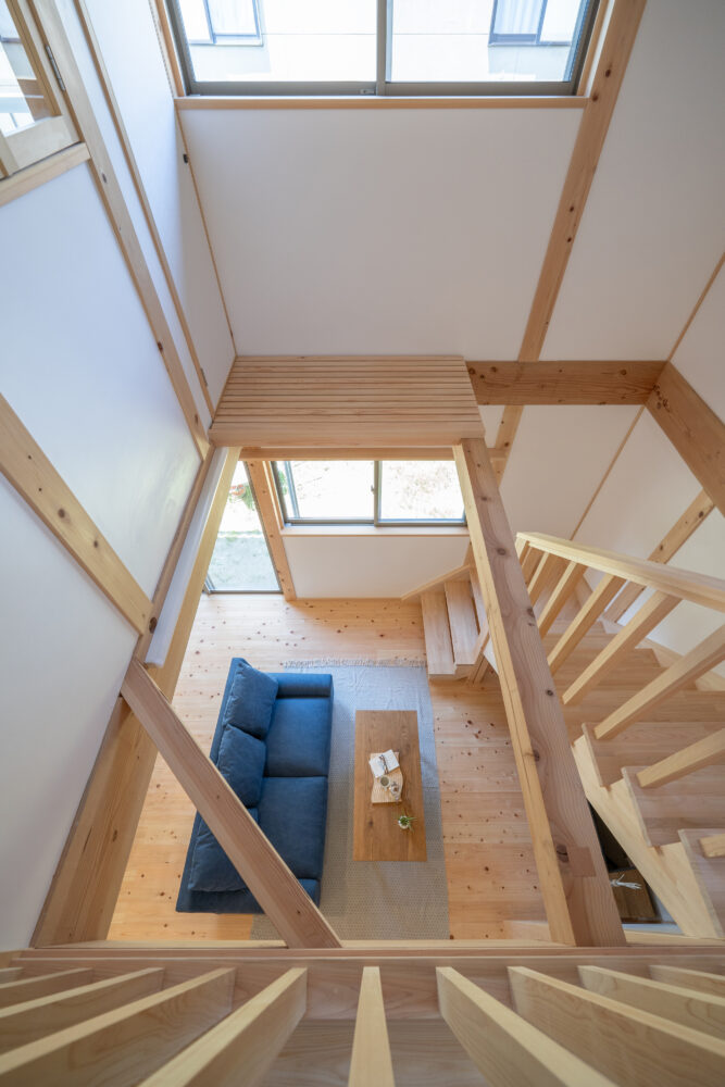 大きな吹き抜けが心地いい自然素材の家