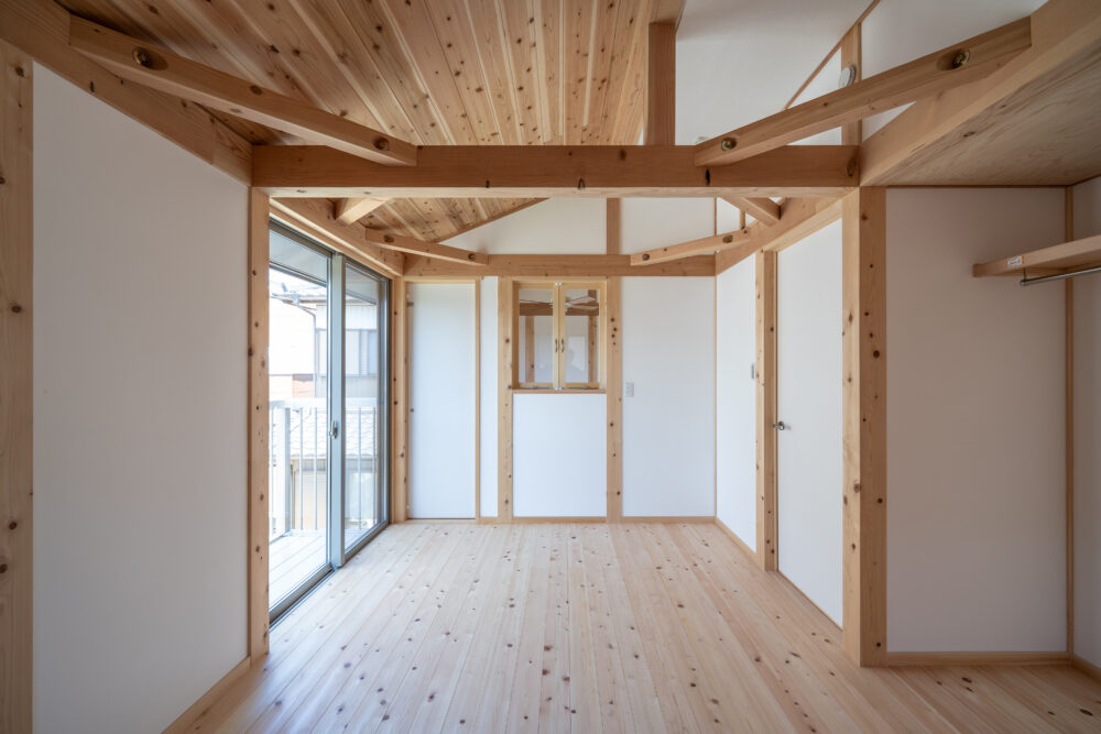 大きな吹き抜けが心地いい自然素材の家