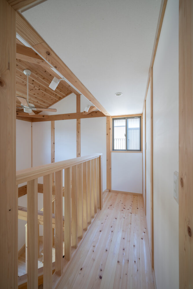 大きな吹き抜けが心地いい自然素材の家