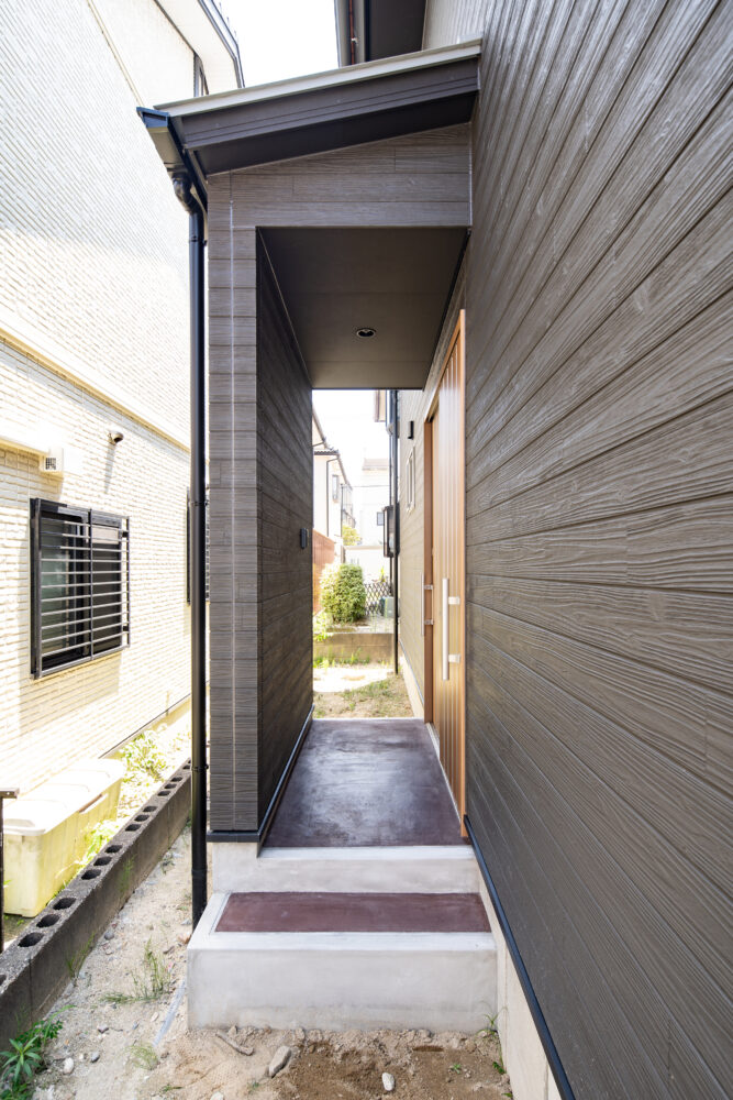 大きな吹き抜けが心地いい自然素材の家