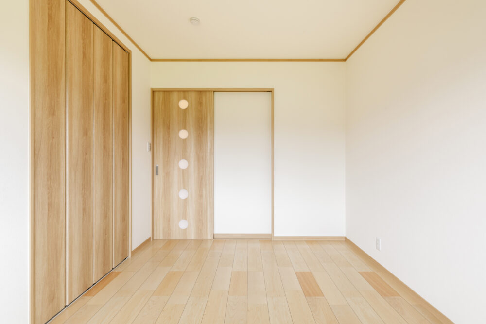 広い縁側に深い屋根と勾配天井の長期優良住宅