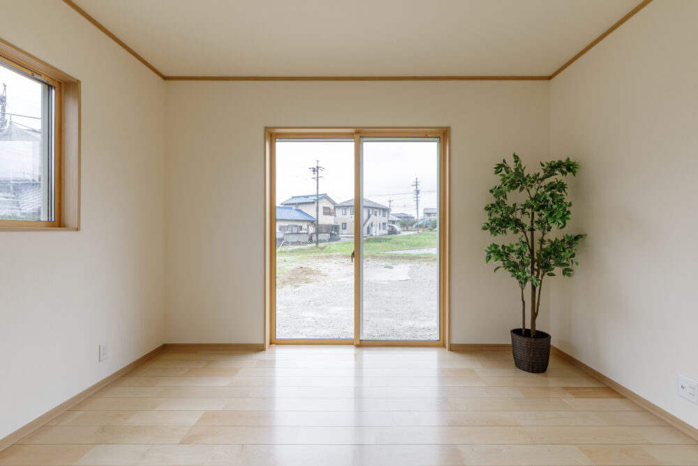 広い縁側に深い屋根と勾配天井の長期優良住宅