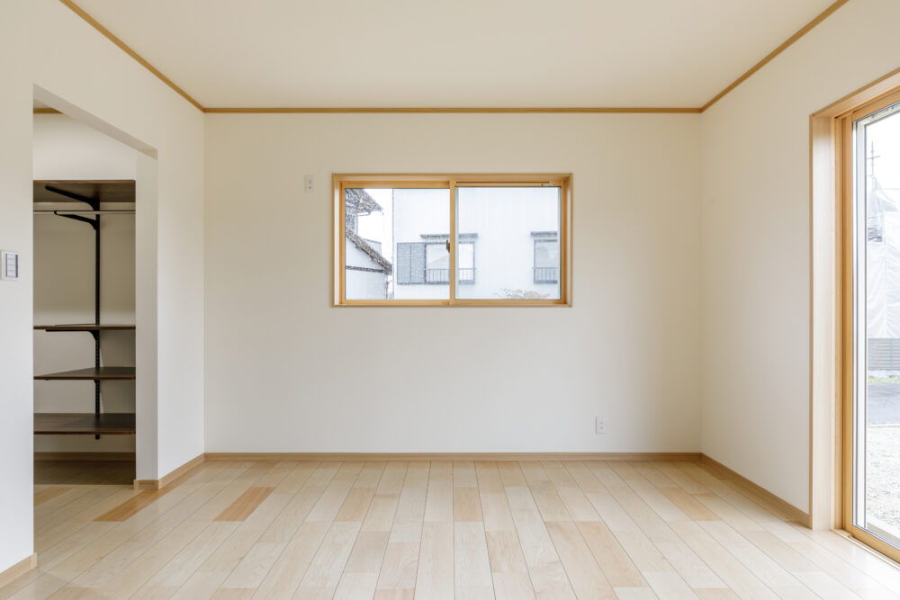 広い縁側に深い屋根と勾配天井の長期優良住宅