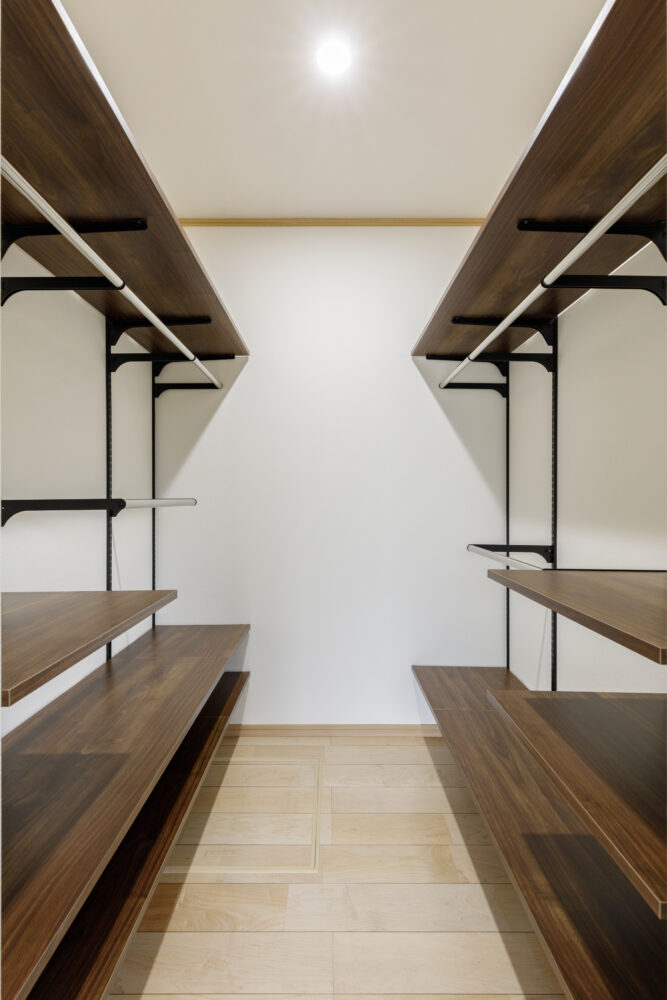 広い縁側に深い屋根と勾配天井の長期優良住宅