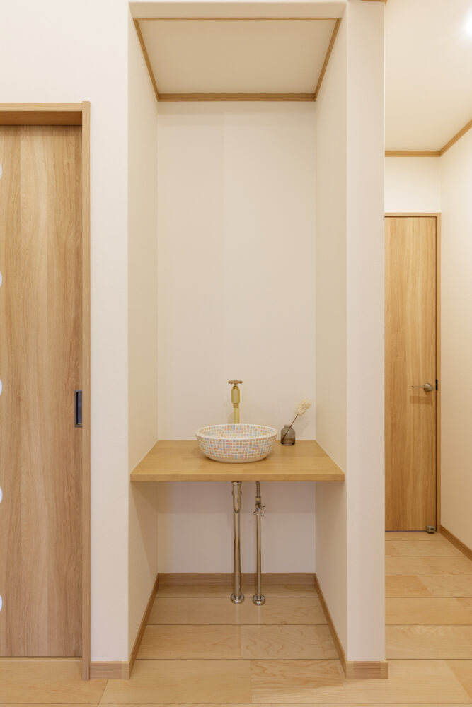 広い縁側に深い屋根と勾配天井の長期優良住宅