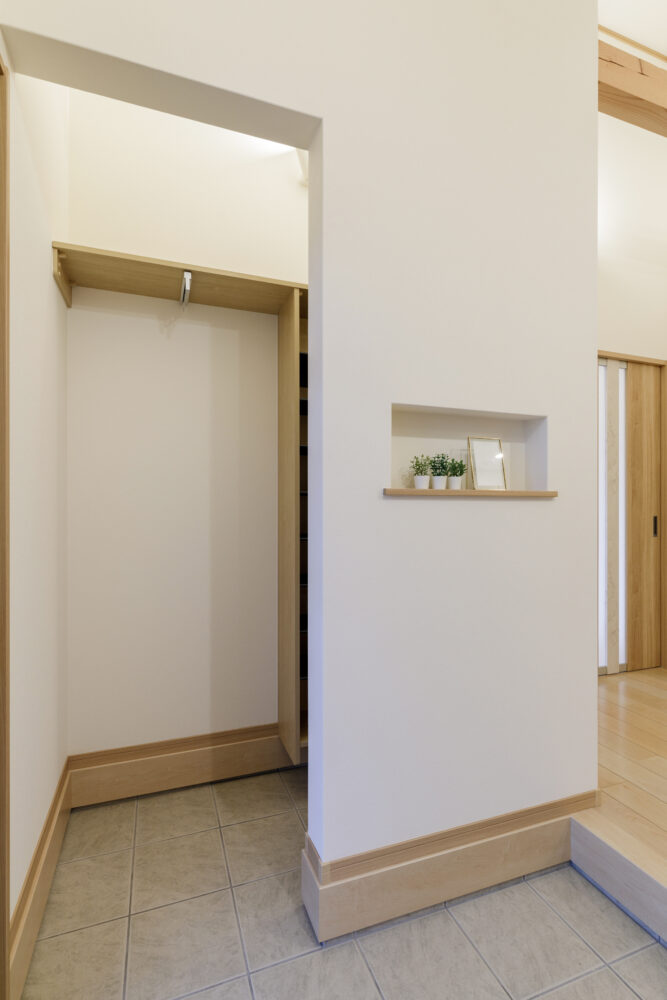 広い縁側に深い屋根と勾配天井の長期優良住宅