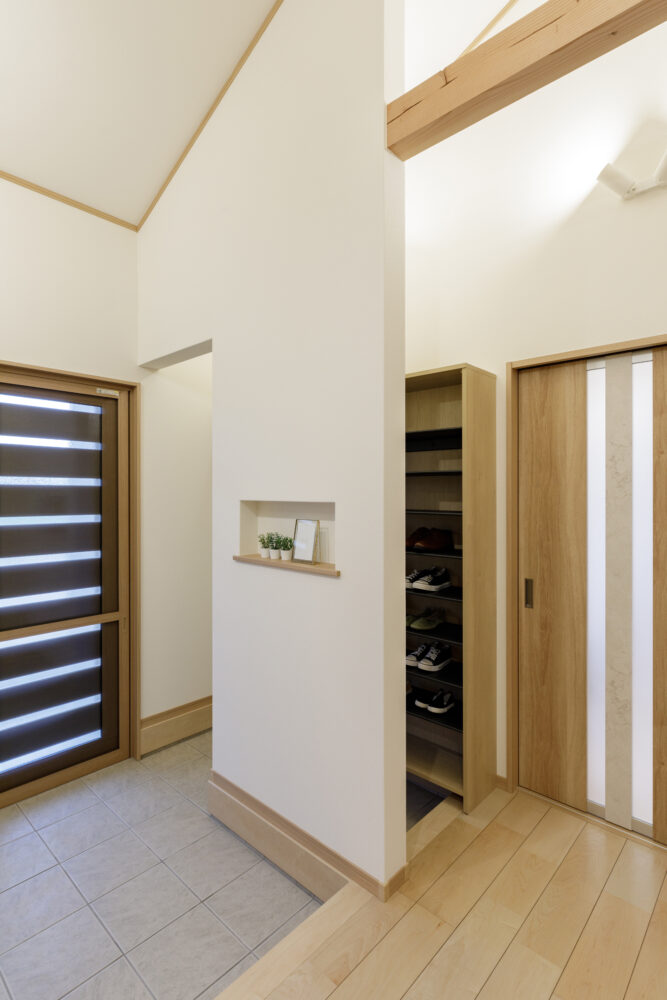 広い縁側に深い屋根と勾配天井の長期優良住宅