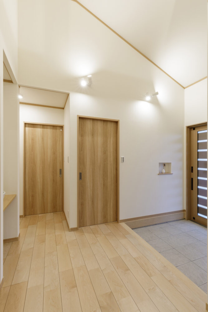 広い縁側に深い屋根と勾配天井の長期優良住宅