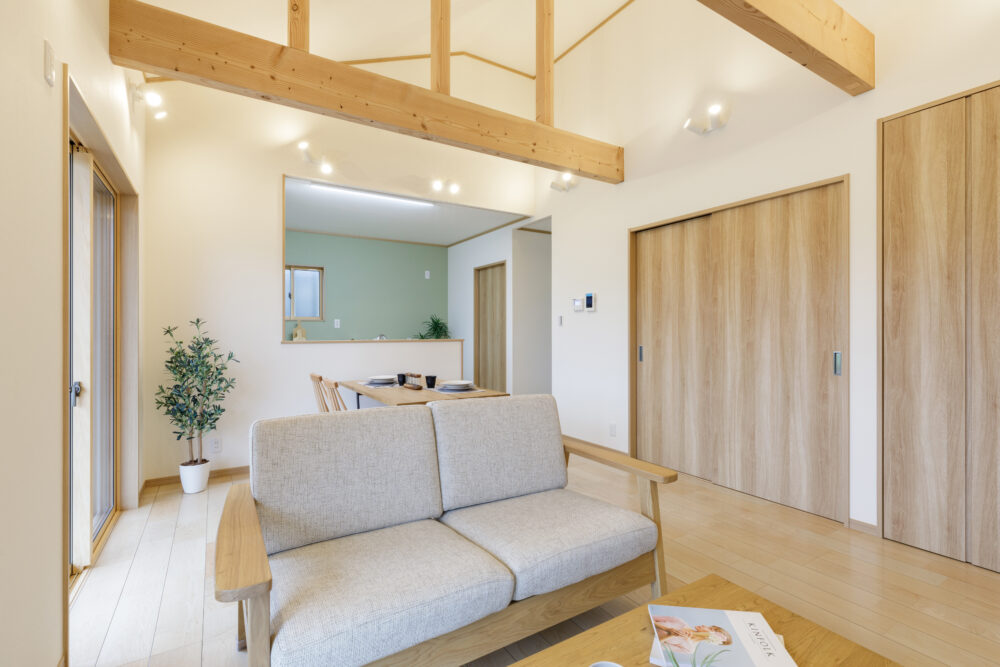 広い縁側に深い屋根と勾配天井の長期優良住宅