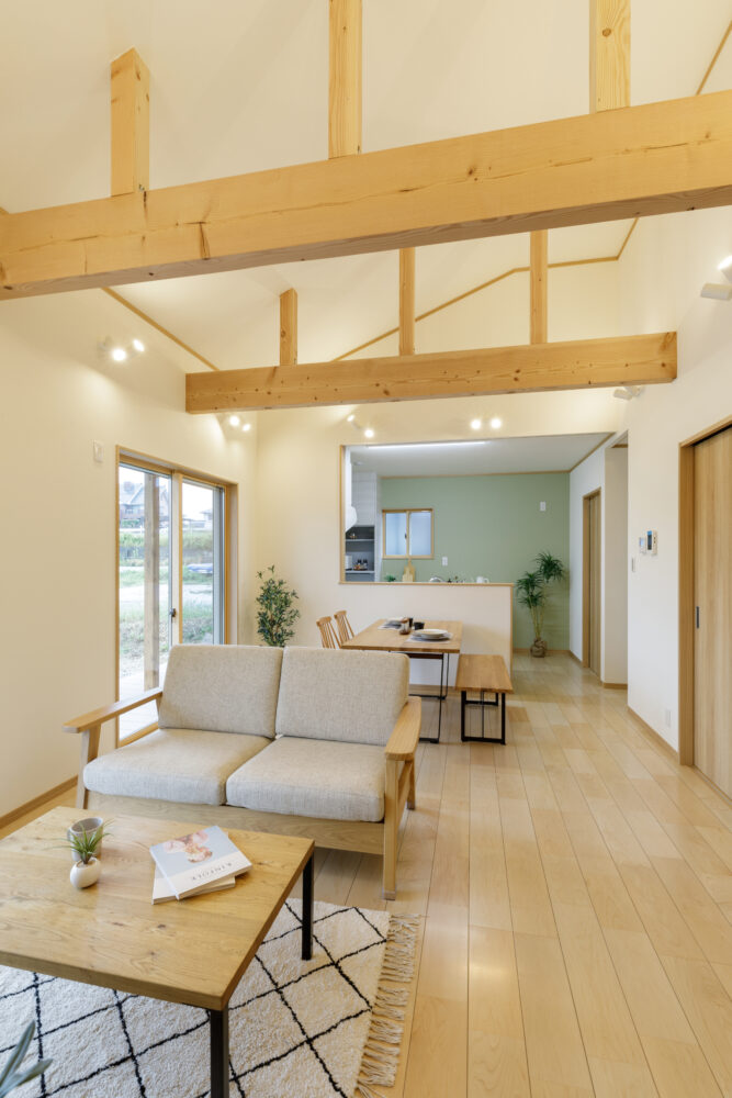 広い縁側に深い屋根と勾配天井の長期優良住宅