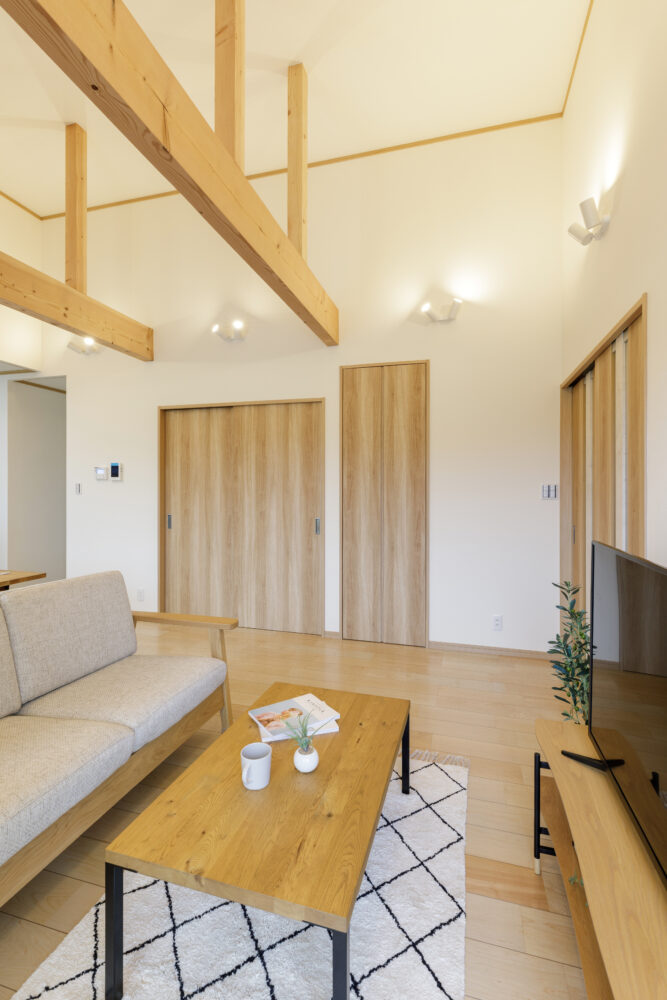 広い縁側に深い屋根と勾配天井の長期優良住宅