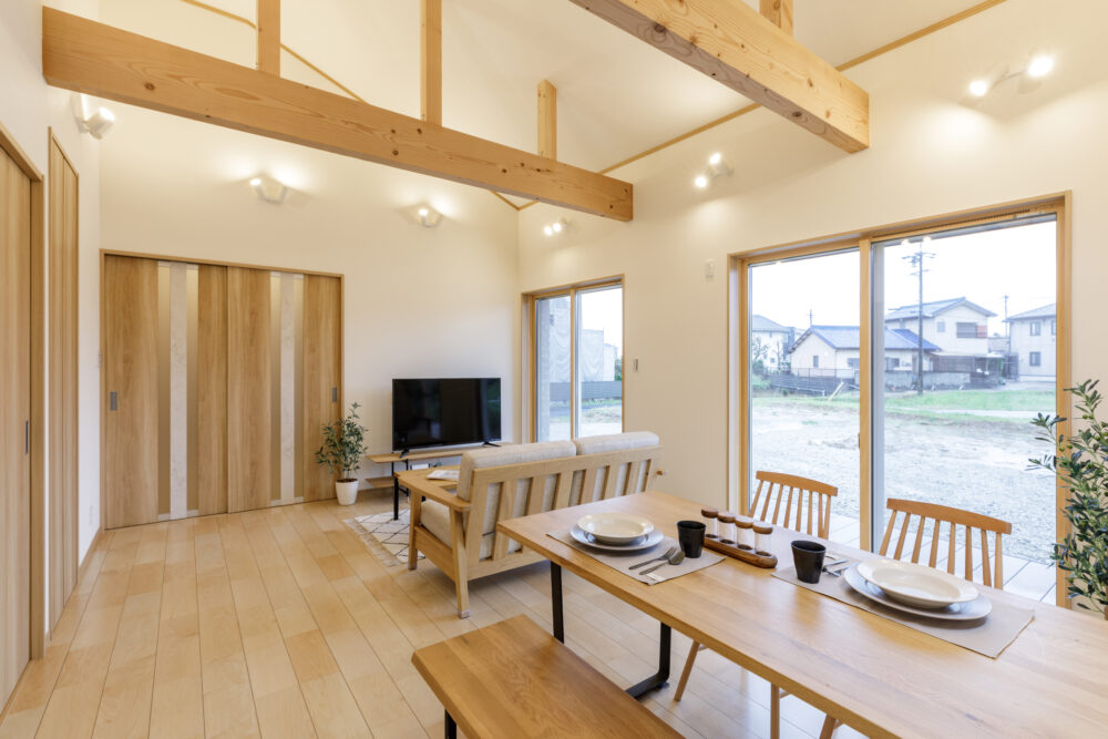 広い縁側に深い屋根と勾配天井の長期優良住宅