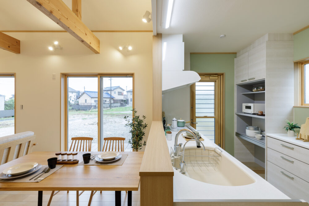 広い縁側に深い屋根と勾配天井の長期優良住宅