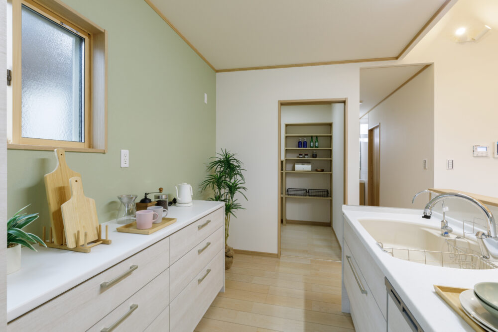 広い縁側に深い屋根と勾配天井の長期優良住宅