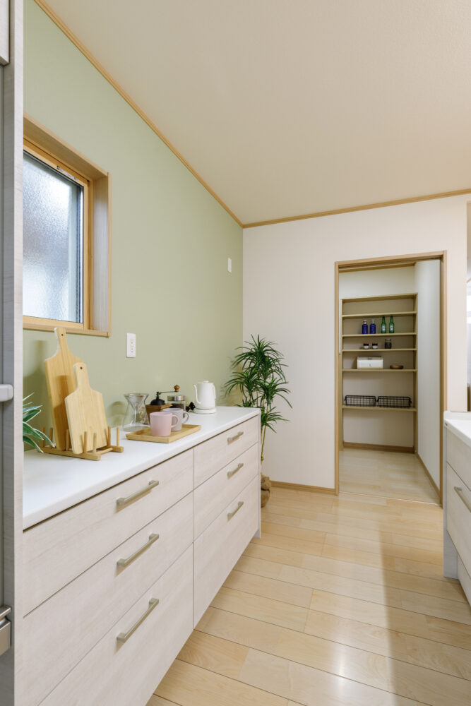 広い縁側に深い屋根と勾配天井の長期優良住宅