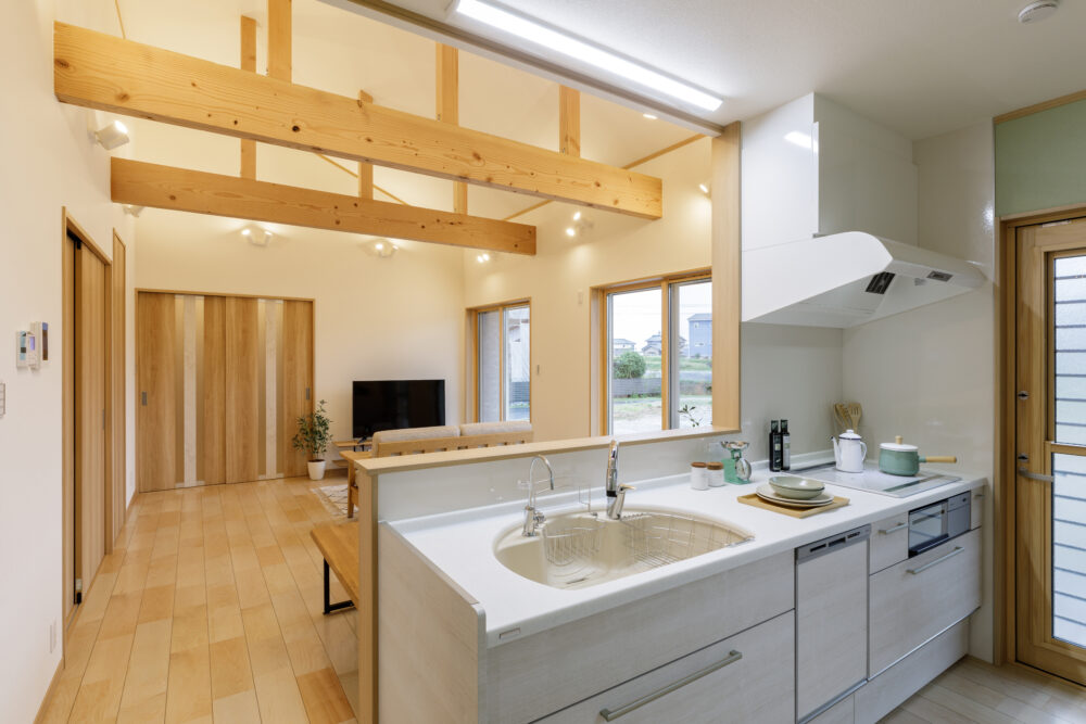 広い縁側に深い屋根と勾配天井の長期優良住宅