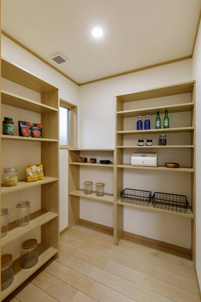 広い縁側に深い屋根と勾配天井の長期優良住宅