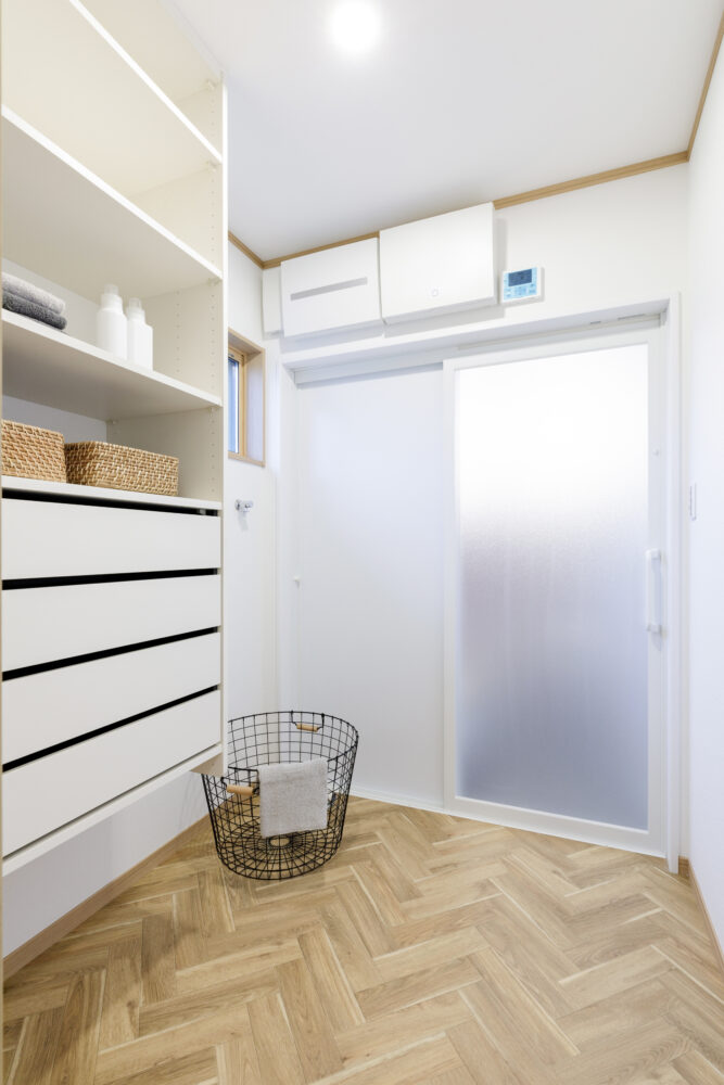 広い縁側に深い屋根と勾配天井の長期優良住宅