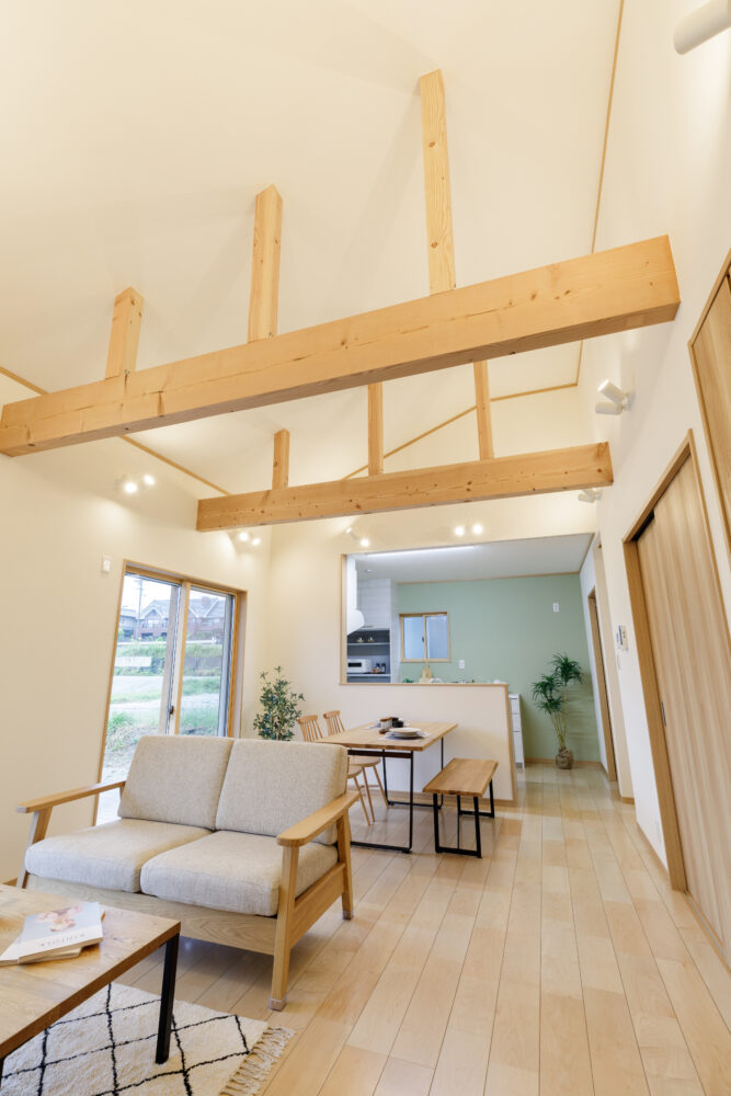 広い縁側に深い屋根と勾配天井の長期優良住宅