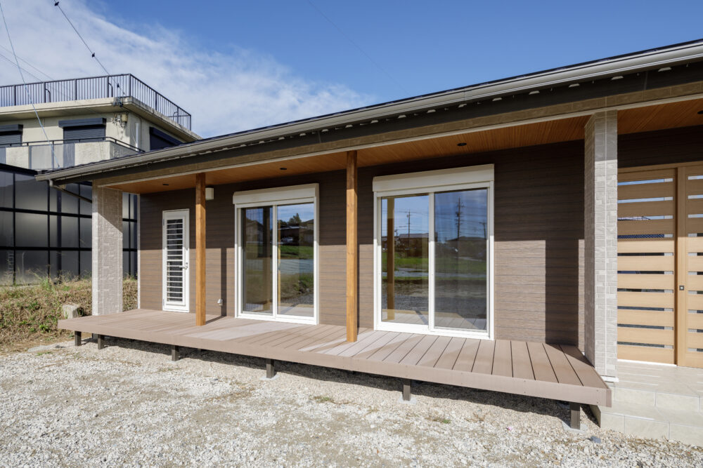 広い縁側に深い屋根と勾配天井の長期優良住宅