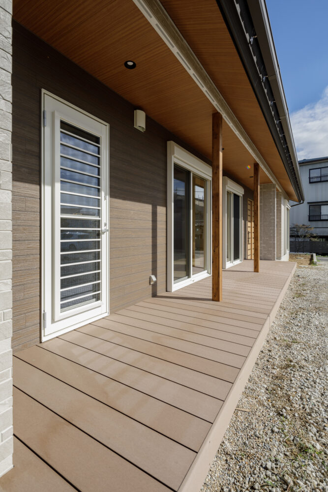 広い縁側に深い屋根と勾配天井の長期優良住宅