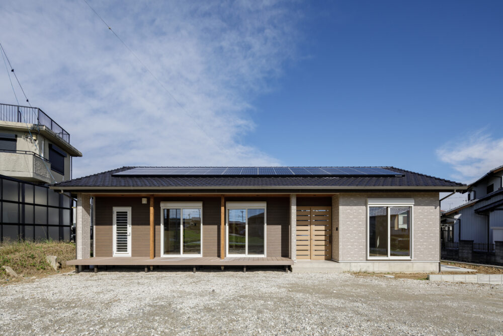 広い縁側に深い屋根と勾配天井の長期優良住宅