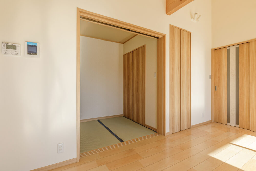 広い縁側に深い屋根と勾配天井の長期優良住宅