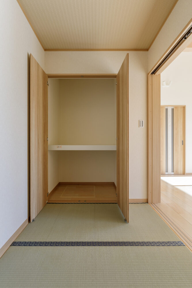 広い縁側に深い屋根と勾配天井の長期優良住宅