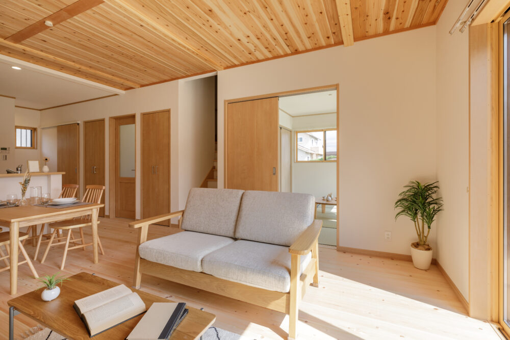 LDKの床と天井を無垢材で仕上げた長期優良住宅
