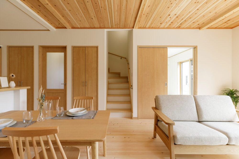 LDKの床と天井を無垢材で仕上げた長期優良住宅