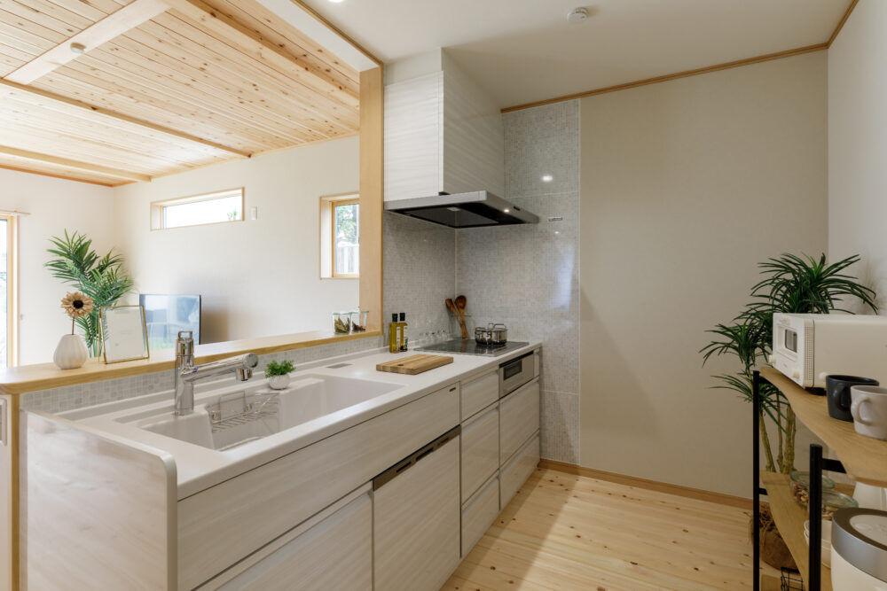 LDKの床と天井を無垢材で仕上げた長期優良住宅