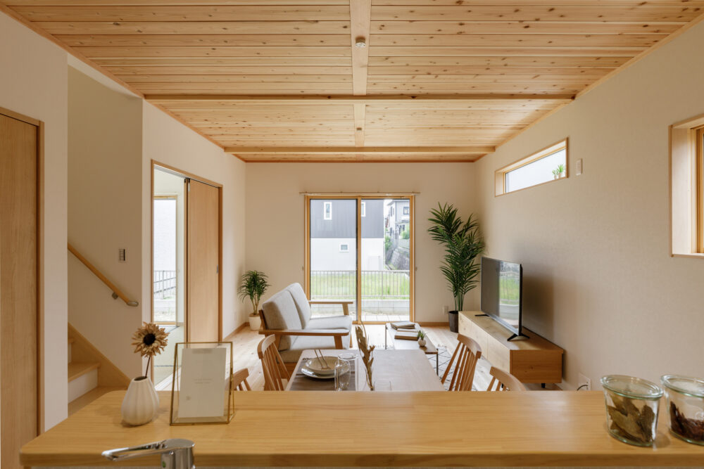 LDKの床と天井を無垢材で仕上げた長期優良住宅