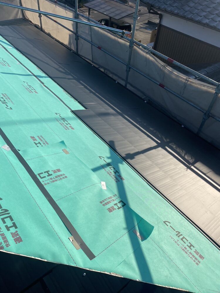 屋根葺き替えと目地コーキング