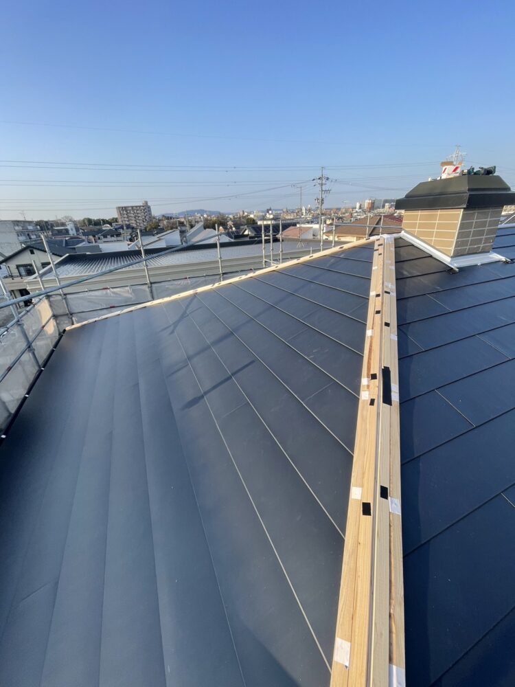 屋根葺き替えと目地コーキング