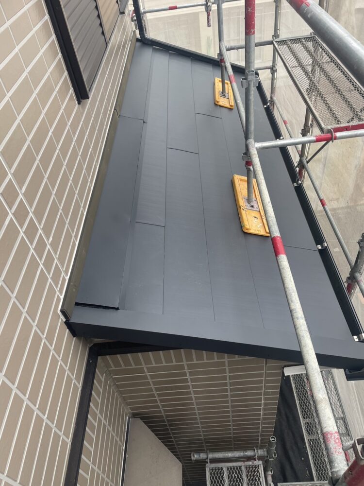 屋根葺き替えと目地コーキング