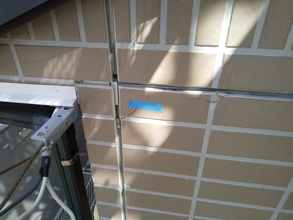 屋根葺き替えと目地コーキング