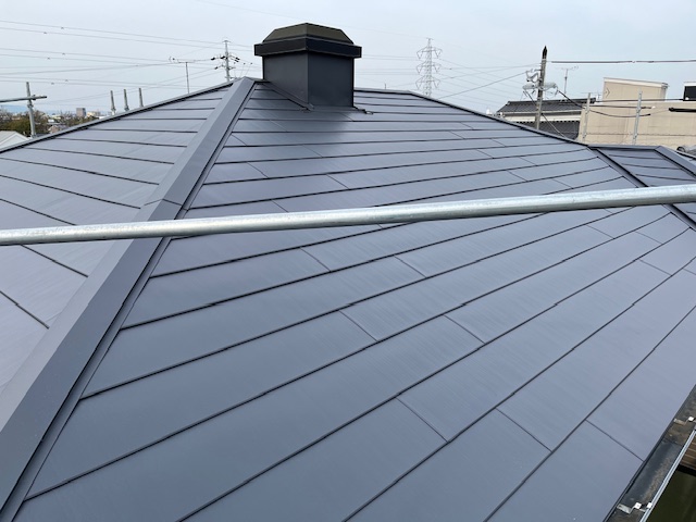屋根葺き替えと目地コーキング