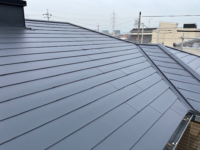 屋根葺き替えと目地コーキング
