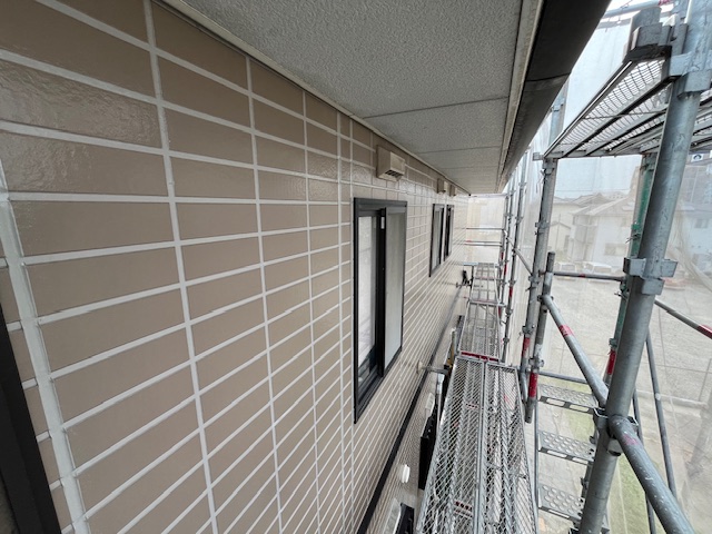 屋根葺き替えと目地コーキング