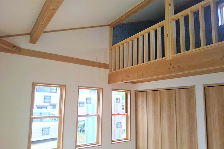 高い天井で広い空間を