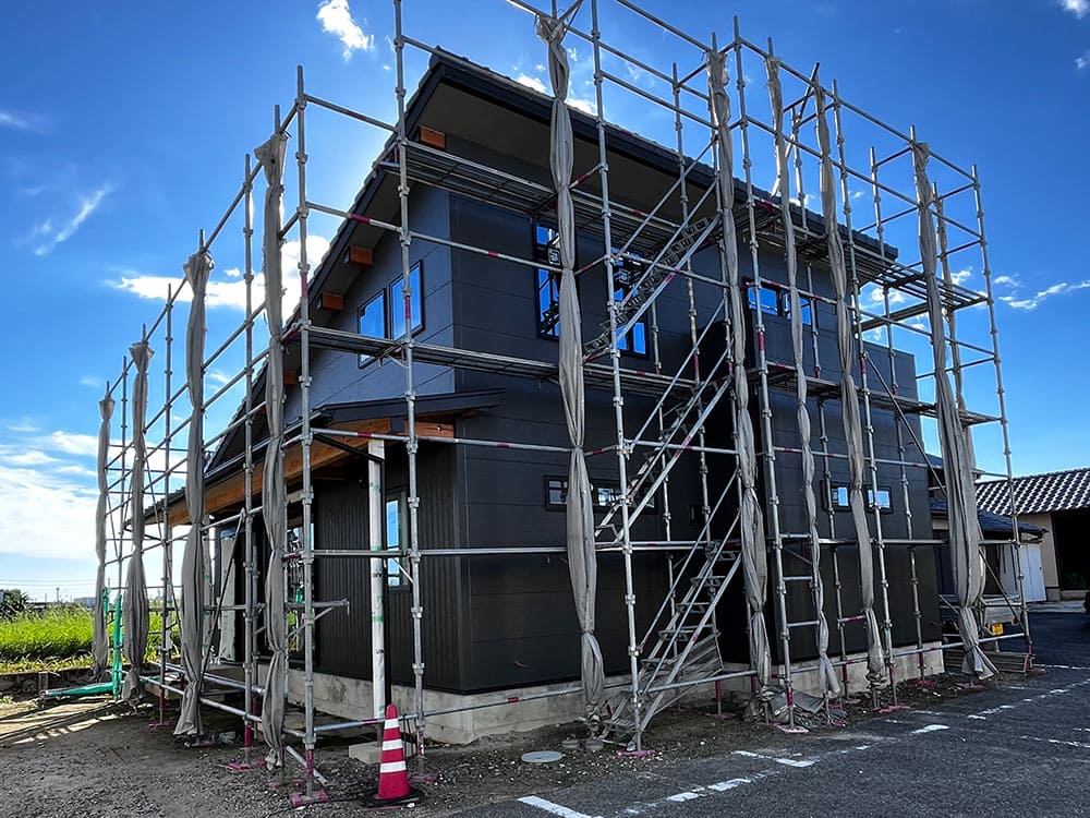 新モデルハウス、建築進行中—ZEH仕様と大工の技が融合した「和モダンの家」