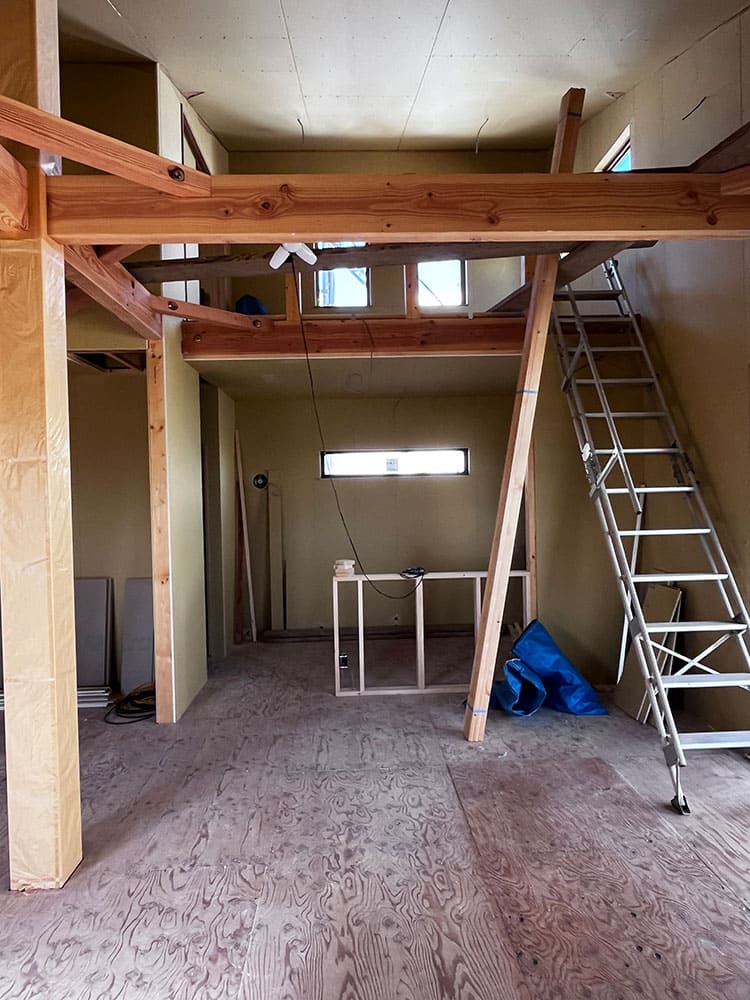 新モデルハウス、建築進行中—ZEH仕様と大工の技が融合した「和モダンの家」