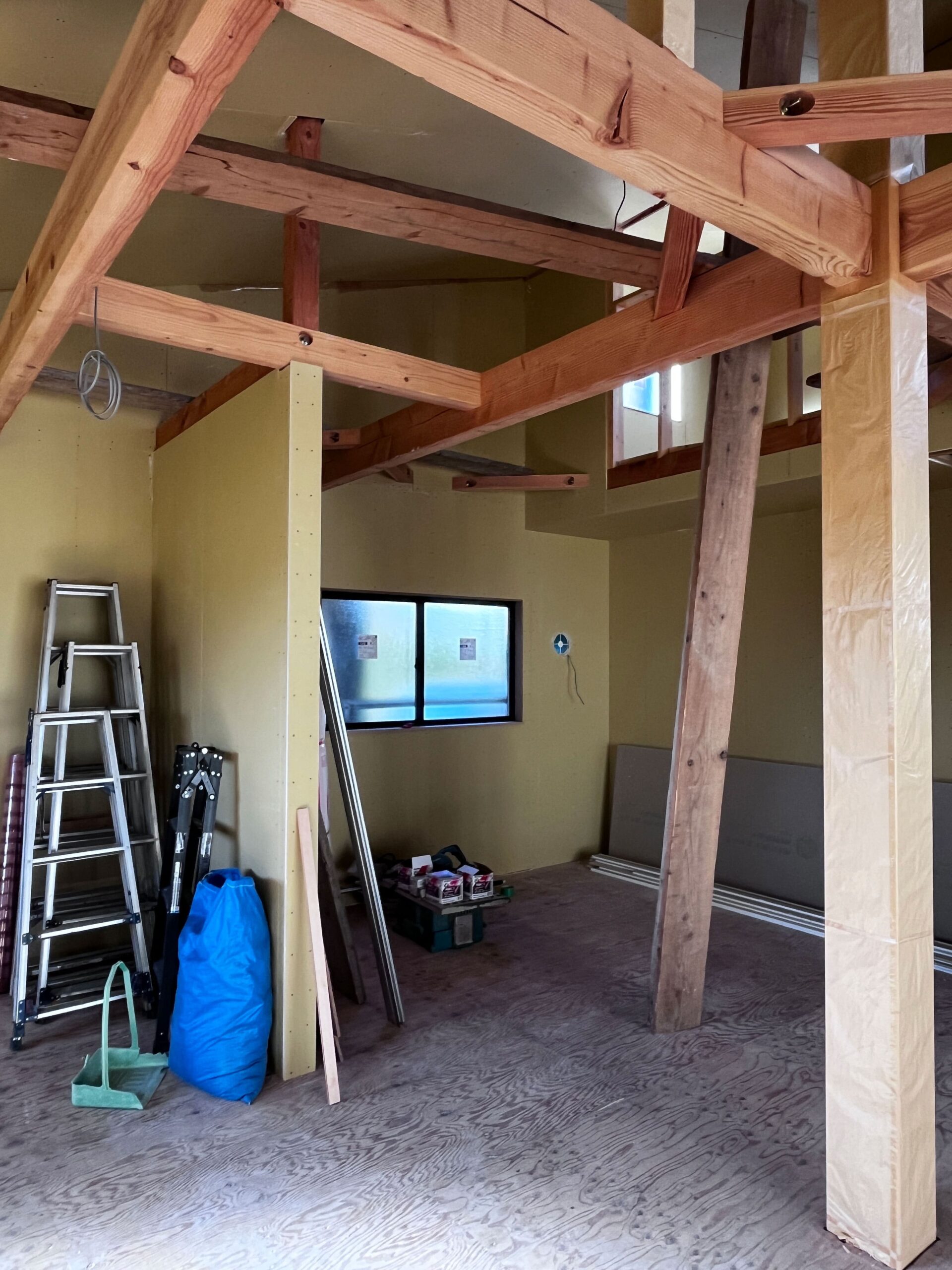 新モデルハウス、建築進行中—ZEH仕様と大工の技が融合した「和モダンの家」