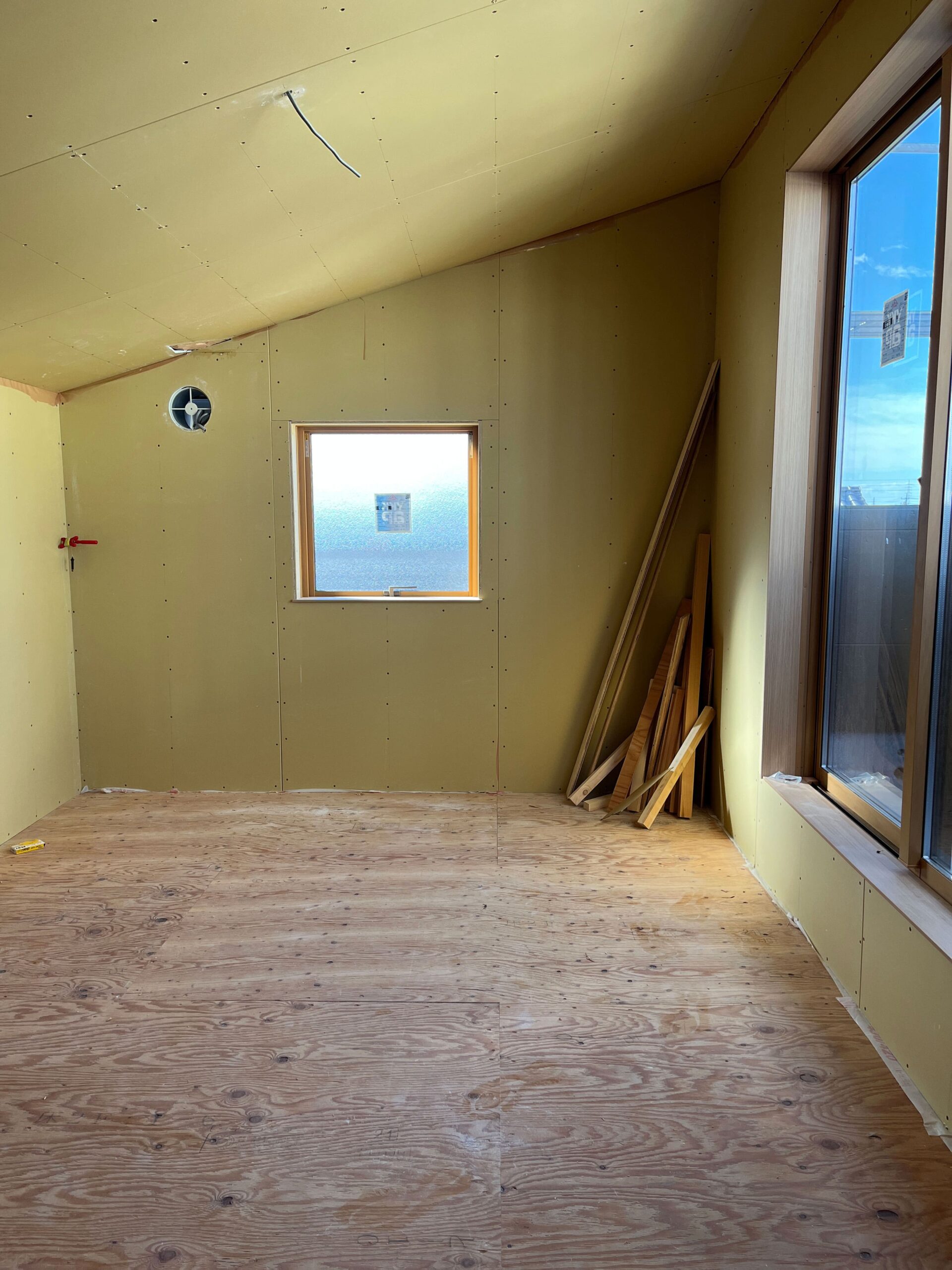 新モデルハウス、建築進行中—ZEH仕様と大工の技が融合した「和モダンの家」