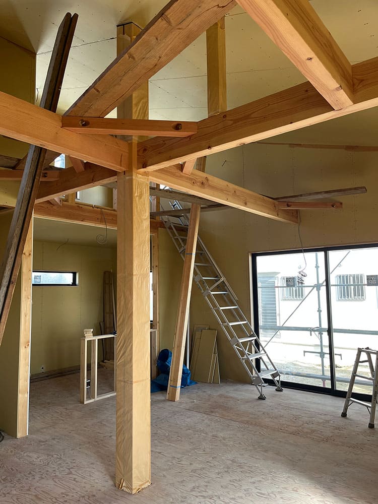 新モデルハウス、建築進行中—ZEH仕様と大工の技が融合した「和モダンの家」