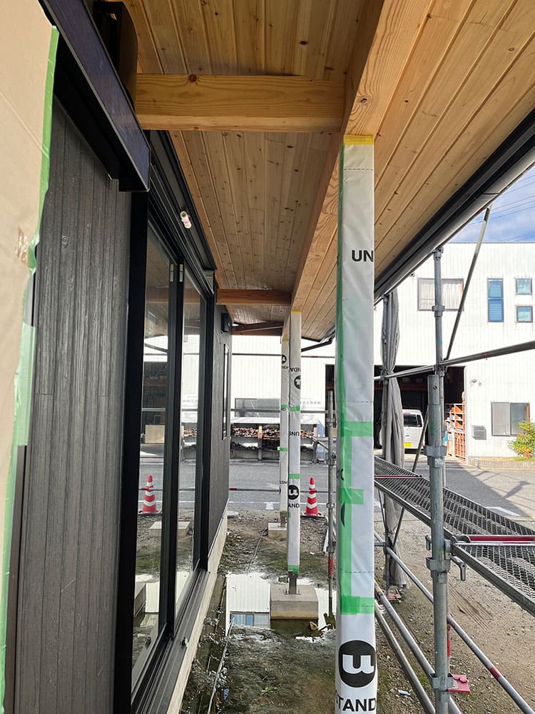 新モデルハウス、建築進行中—ZEH仕様と大工の技が融合した「和モダンの家」