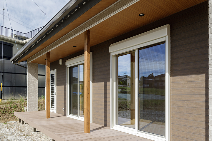 木の色が映える外壁